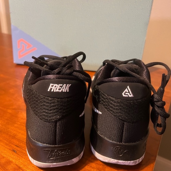 Nike Zoom Freak 4 DJ6149-001 Black/Light Gray Men Basketball Shoes Oreo - Picture 7 of 9